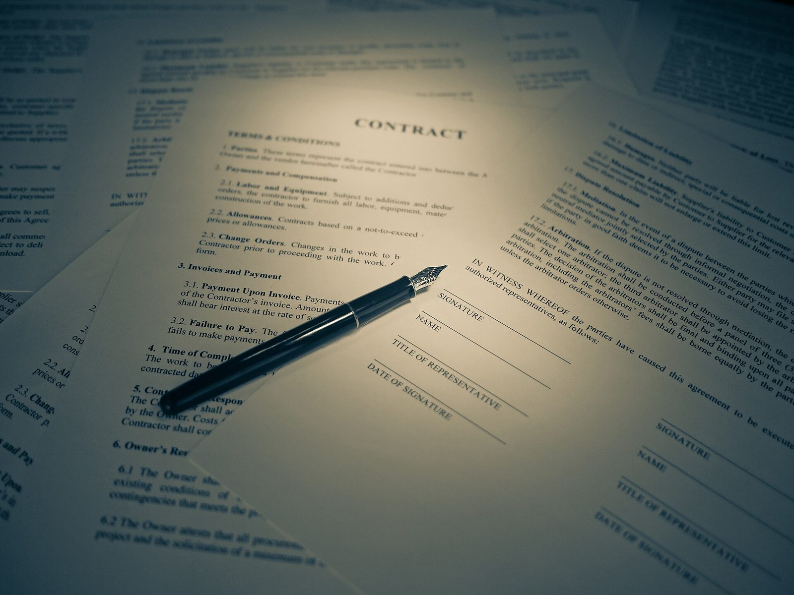 Contractdocument met ruimte voor handtekeningen en een vulpen, verlicht door een warm lichtschijnsel